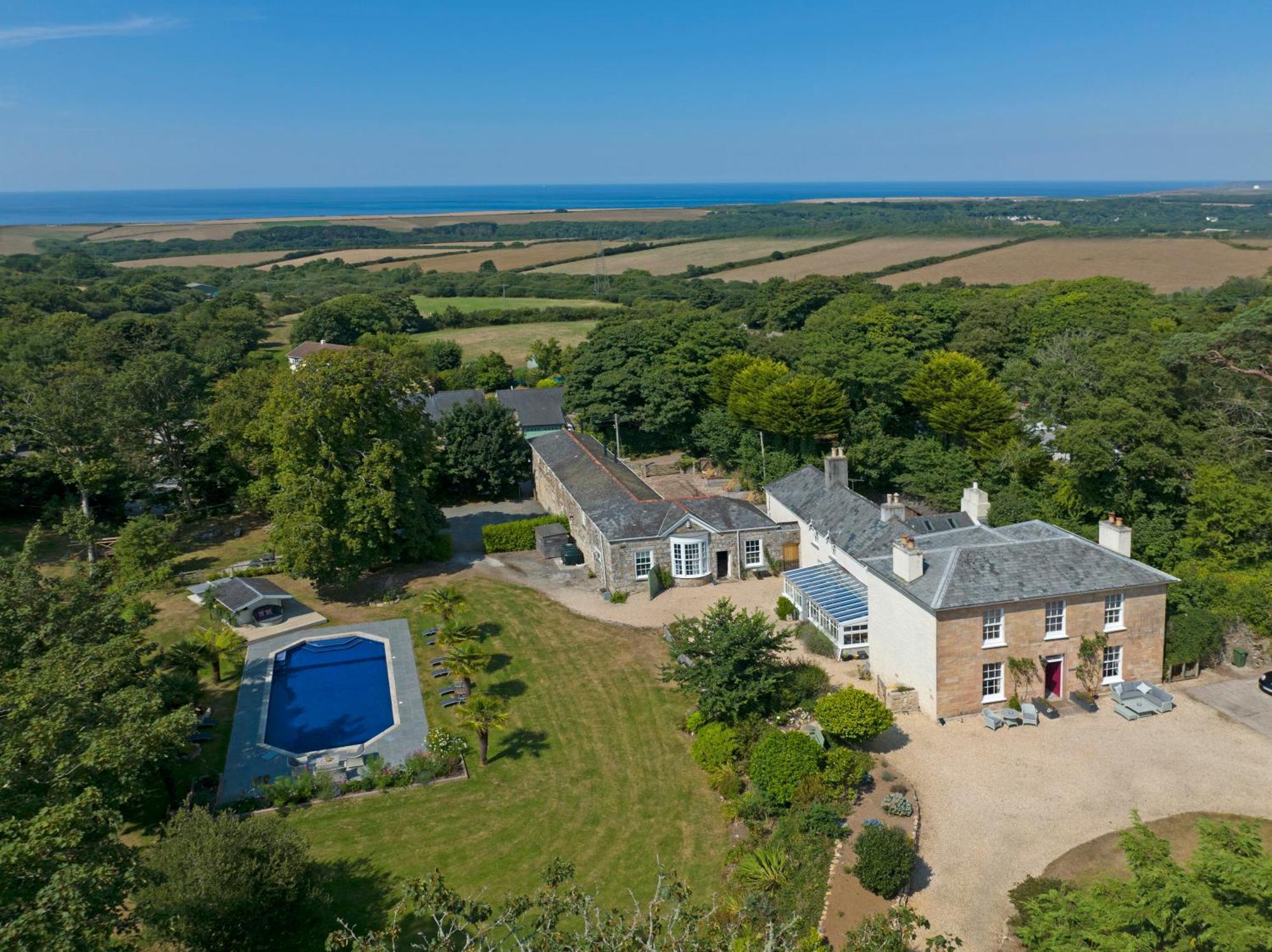 Red River Stables - Peaceful, Beautiful Grounds, Swimming Pool, Central Location For West Cornwall Camborne Exterior photo